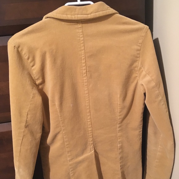 Camel-coloured blazer with rose details - Picture 3 of 7